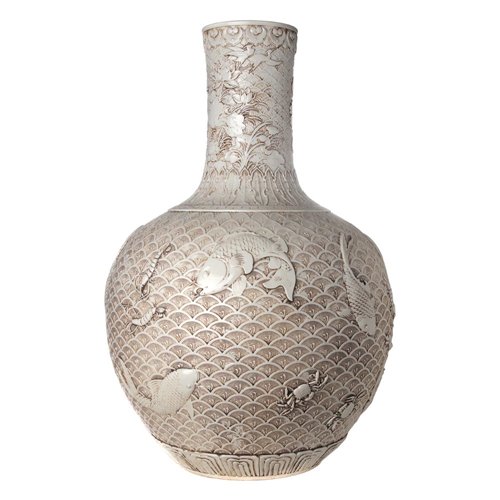 Straight neck vase ivory 'fishs' hand sculpted