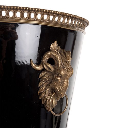 Cache-pot noir impérial en porcelaine et bronze aux anses de bélier