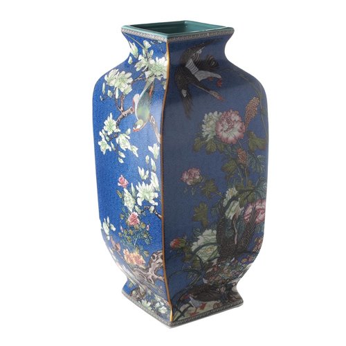 Vase à base carrée bleu orné