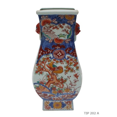 Vase à base rectangulaire inspiré du style Imari Japonais
