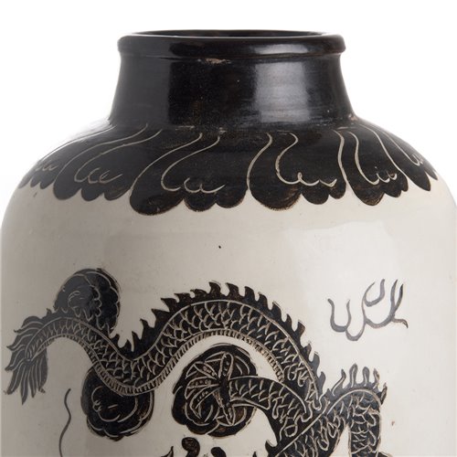 Vase oblong dragon black and white